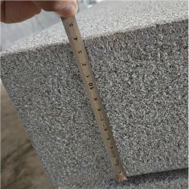 Mörkgrå granitkantsten