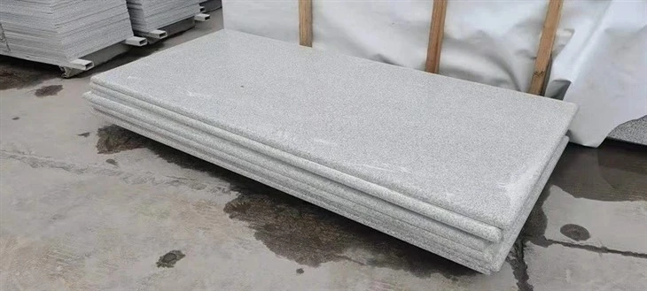 G603-Light-Grey-Granite-for-Paving-Stone-Palisade-Baluster-Kerb-Stone.webp (3)